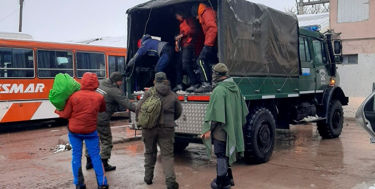 Para la ocasión se implementó un dispositivo de seguridad vial, con el traslado de las personas afectadas hasta la localidad de Uspallata. FOTO: Prensa GNA