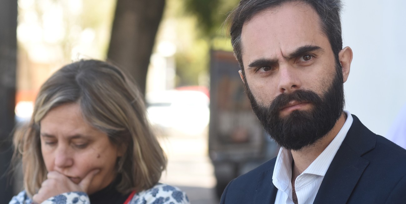 El policía Pérez respondió preguntas del fiscal Ezequiel Hernández (en la foto con la exfiscal Mariela Jiménez) quien lo consultó por el “seguimiento de personas en Santa Fe”. Crédito: Mauricio Garín/Archivo