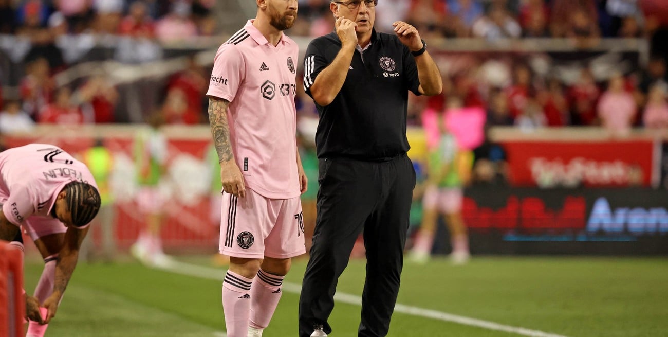Lionel Messi junto a Gerardo Martino. Crédito: Vincent Carchietta-USA TODAY Sports