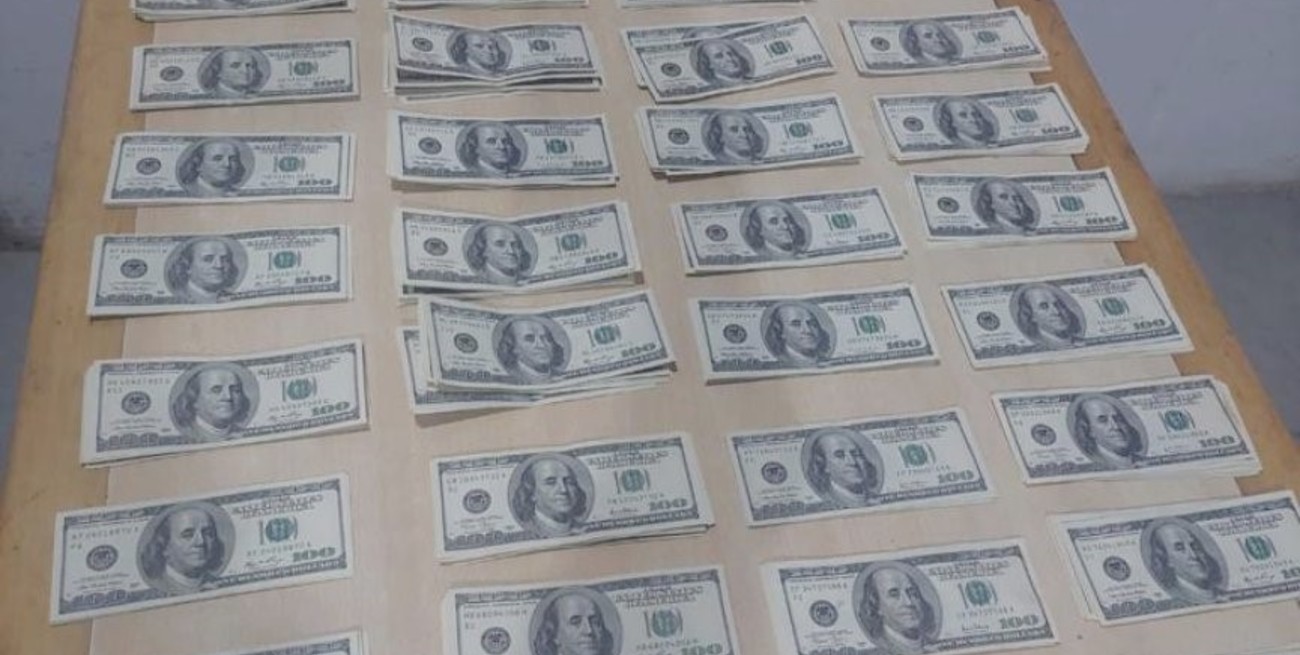 El dinero en moneda extranjera, fue decomisado a fin de realizar el depósito bancario correspondiente. FOTO: Prensa GNA