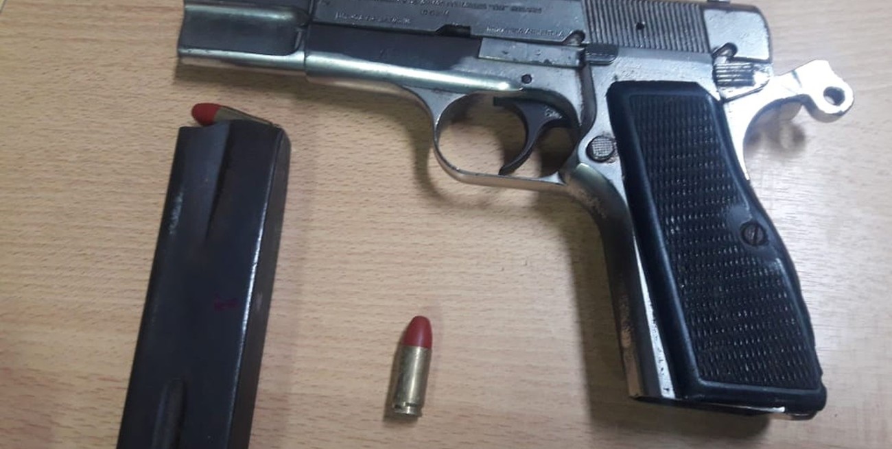 Producto del operativo se secuestró una pistola semiautomática marca FM Browning con numeración suprimida, calibre 9x19 mm. FOTO: Archivo El Litoral