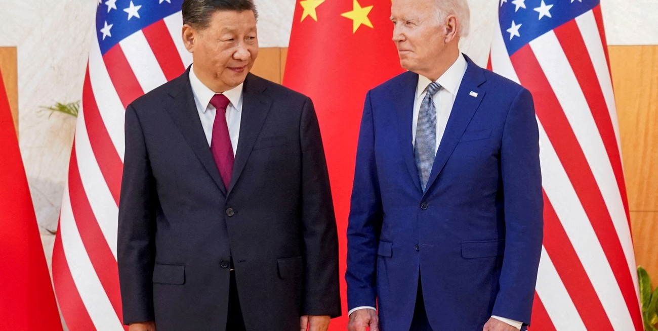 Joe Biden y Xi Jinping juntos en la última edición en Bali, Indonesia, en noviembre de 2022. Crédito: Kevin Lamarque/Reuters