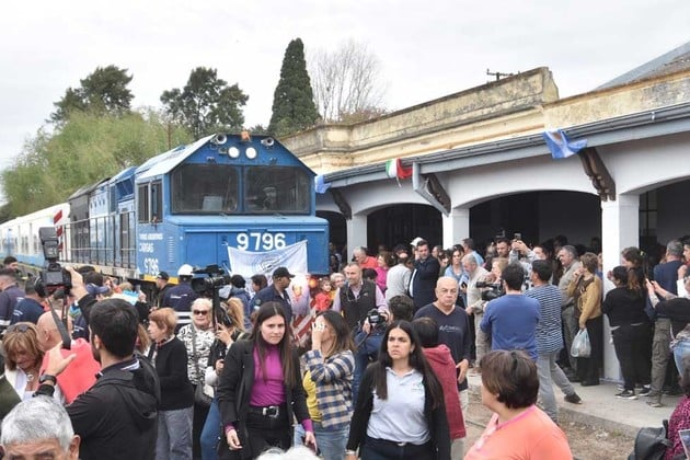 En marcha. El tren partió desde la Estación Guadalupe, en Risso y Dorrego, y llegó a Laguna Paiva. Foto: Manuel Fabatía