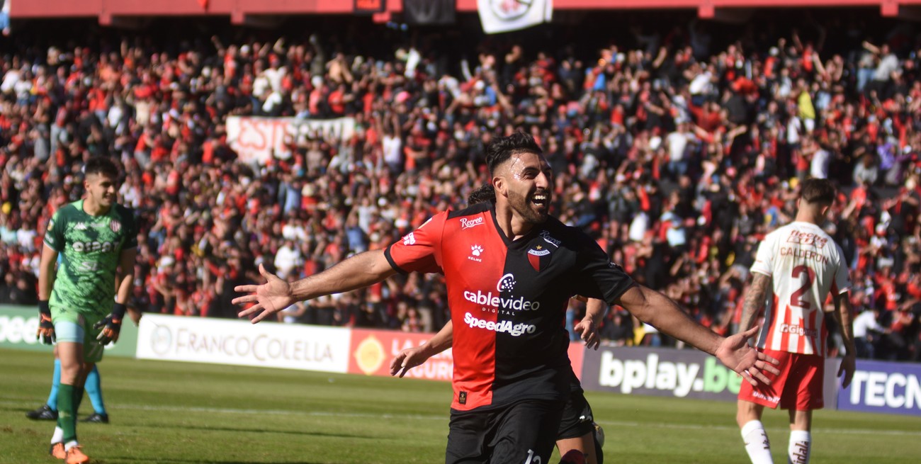 "Wanchope", apodo de gol. Ramón Darío Ábila con su festejo en el Cementerio de los Elefantes. Más allá de las polémicas, tiene 19 goles en 75 partidos con la camiseta sangre y luto. Foto: Manuel Fabatía