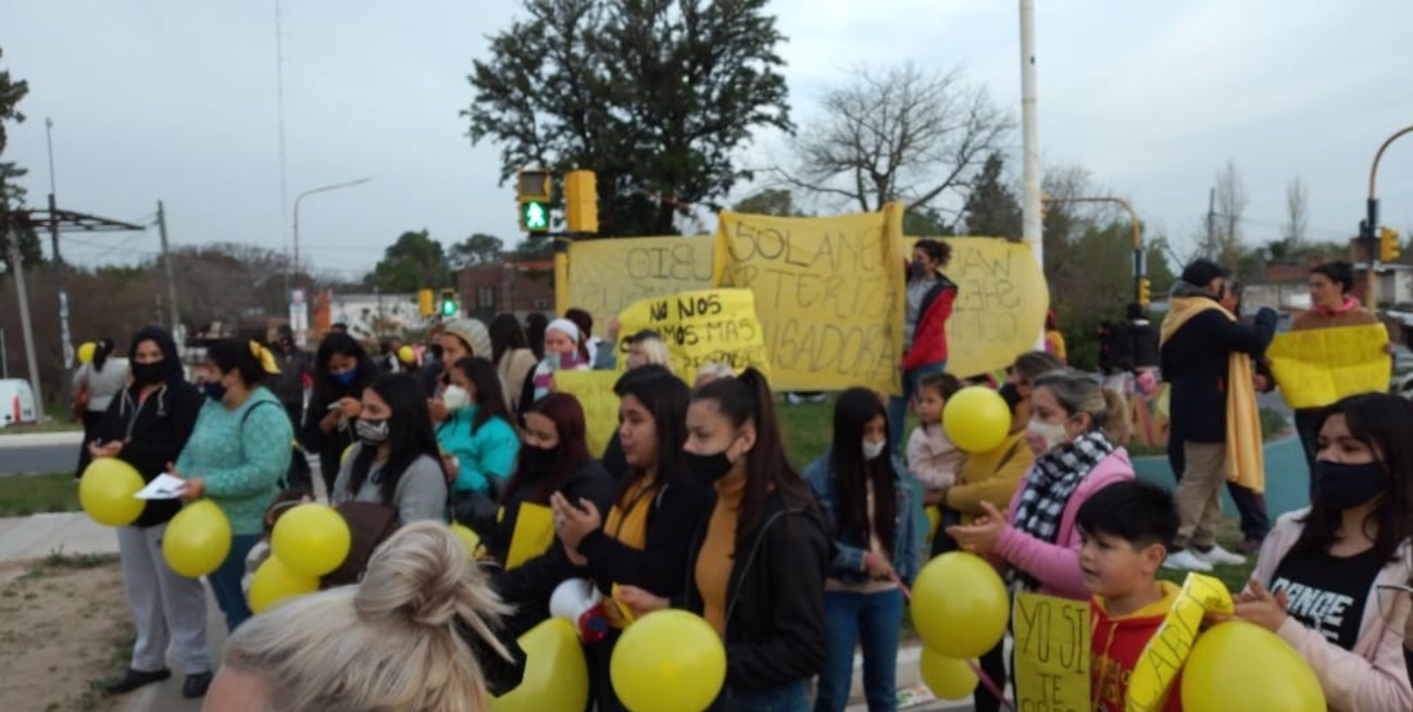 El grupo Pañuelos Amarillos Rincón acompañó a la primera denunciante. Crédito: El Litoral