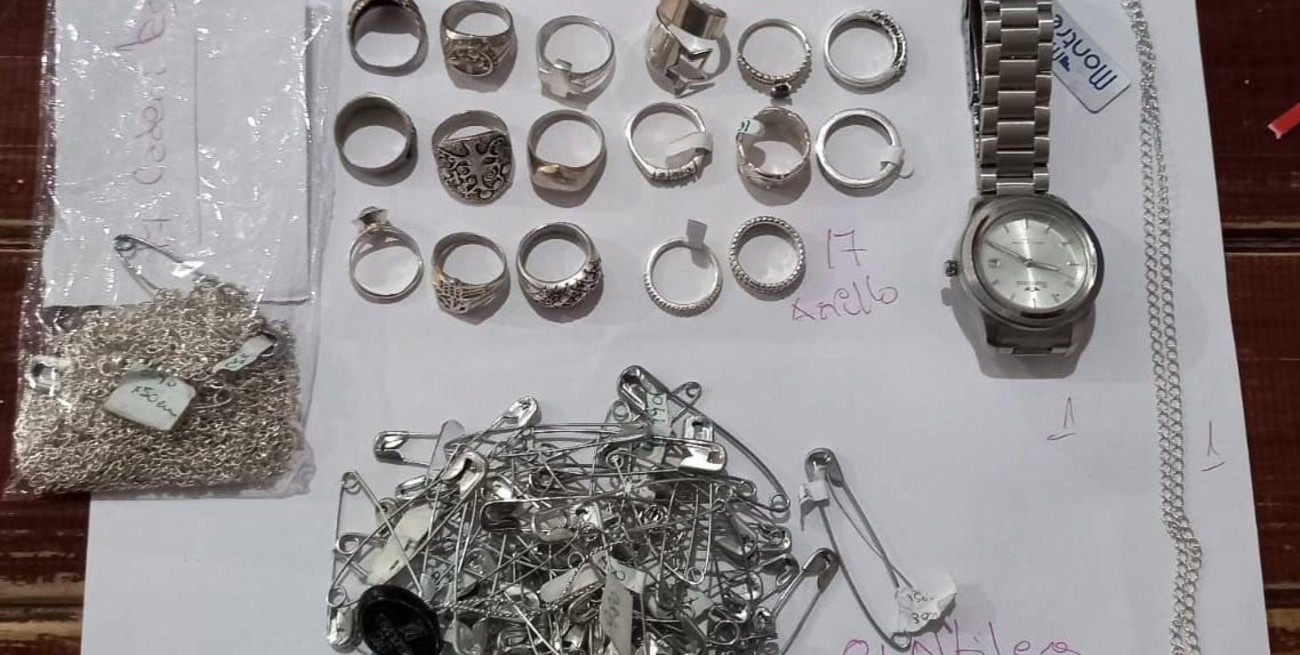 El denunciante llevaba bandejas y paños con joyería de plata 925, entre los que había 1500 anillos y 120 relojes. Crédito: Prensa AIC