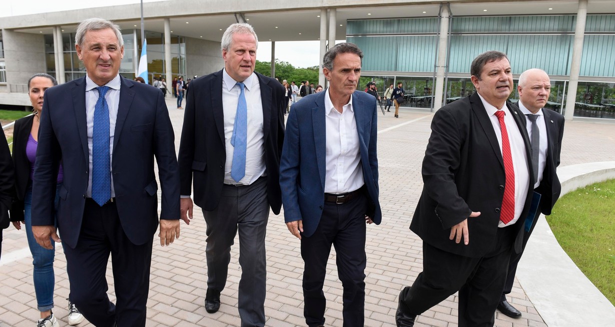 El ministro de Educación recorrió las obras del nuevo aulario de la UNL con su par Gabriel Katopodis, junto al rector Enrique Mammarella. Crédito: Gentileza