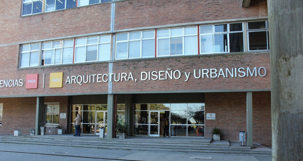 El arquitecto Cosentino destacó que el reconocimiento es también a la participación y trayectoria de Fadu-UNL en la fundación de Arquisur. Crédito: Agencia