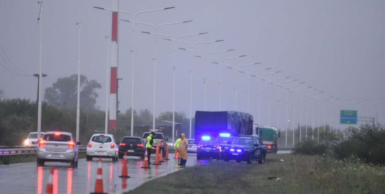 Efectivos de la policía santafesina trabajaron en las inmediaciones para administrar el tránsito, que comenzaba a acumularse a la altura del hipódromo. Crédito: Manuel Fabatía