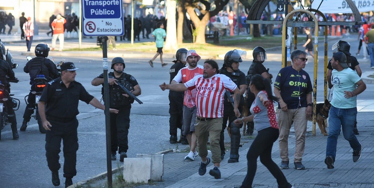Los agresores fueron dispersados con disparos al aire de escopeta, postas de goma y el lanzamiento de gases. Crédito: Pablo Aguirre
