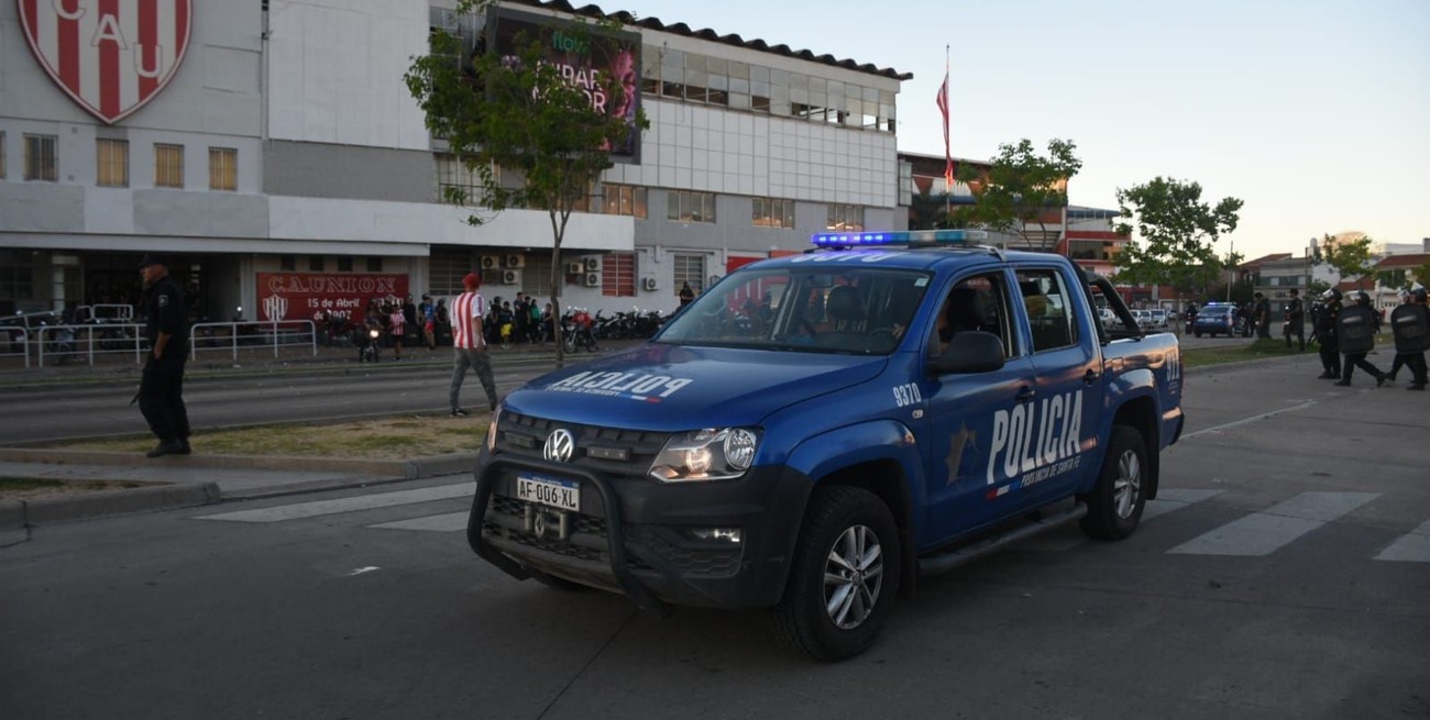La mayoría de los policías lesionados estaban parapetados en la entrada principal a la sede, donde llegaban las piedras desde el cantero central. Crédito: Pablo Aguirre