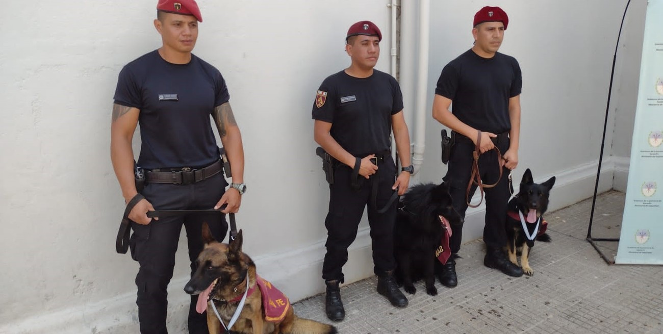 Los adiestradores subinspector Gastón Ojeda; el suboficial Sergio Palacios; y el subinspector Ernesto Molinas forman parte de la Sección Perros de la URI. Crédito: El Litoral