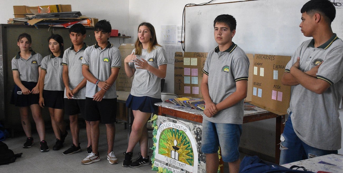 Los chicos expusieron cómo desarrollaron la investigación hasta llegar al bono. Participaron de la Feria de Ciencia y pasaron a la instancia regional. Crédito: Pablo Aguirre