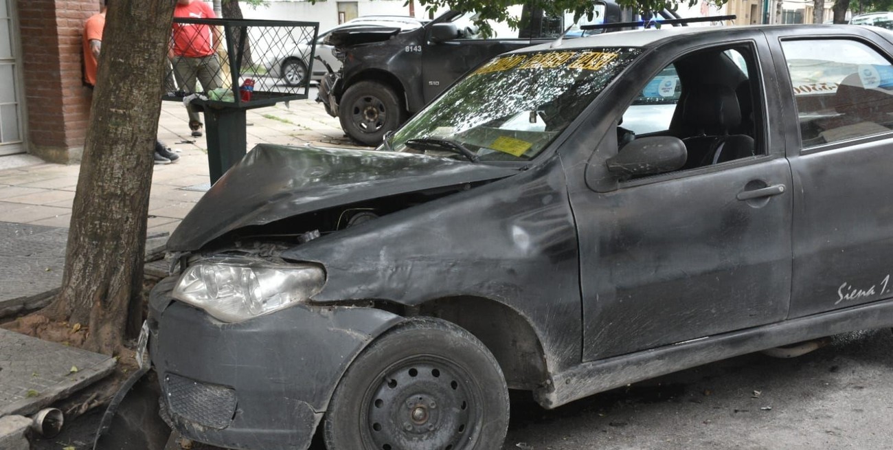 Una ambulancia del Servicio de Emergencias Sies 107 trasladó al conductor del vehículo particular hacia el hospital Dr. José María Cullen. Crédito: Luis Cetraro