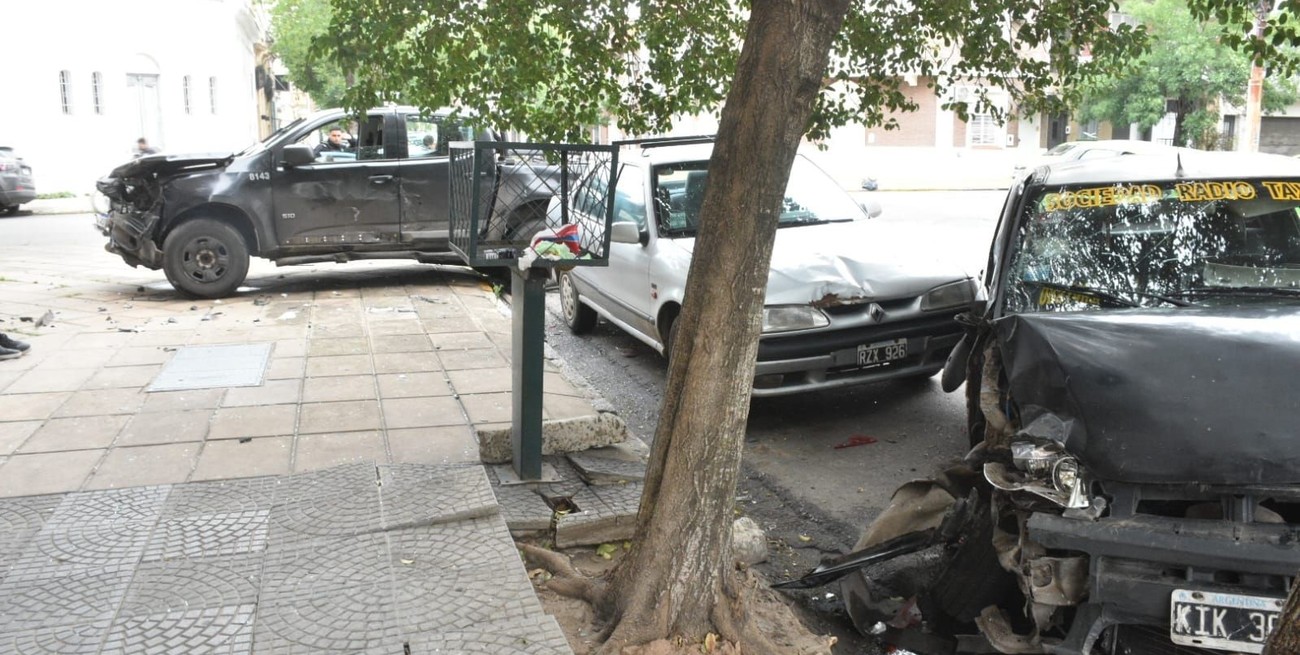 Tras el impacto en la bocacalle se produjo un choque en cadena que afectó a terceros, ocasionando importantes daños materiales a vehículos que estaban estacionados y en circulación. Crédito: El Litoral