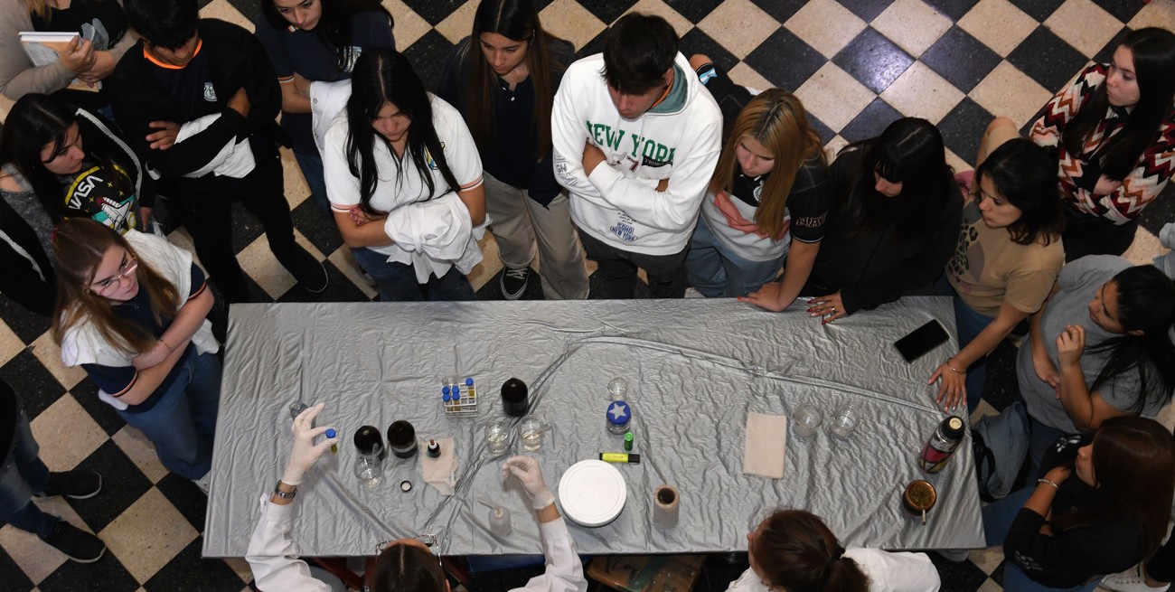 Las estaciones se montan en el Octógono de la FIQ y cada grupo de estudiantes va pasando por cada una de ellas. Crédito: Flavio Raina