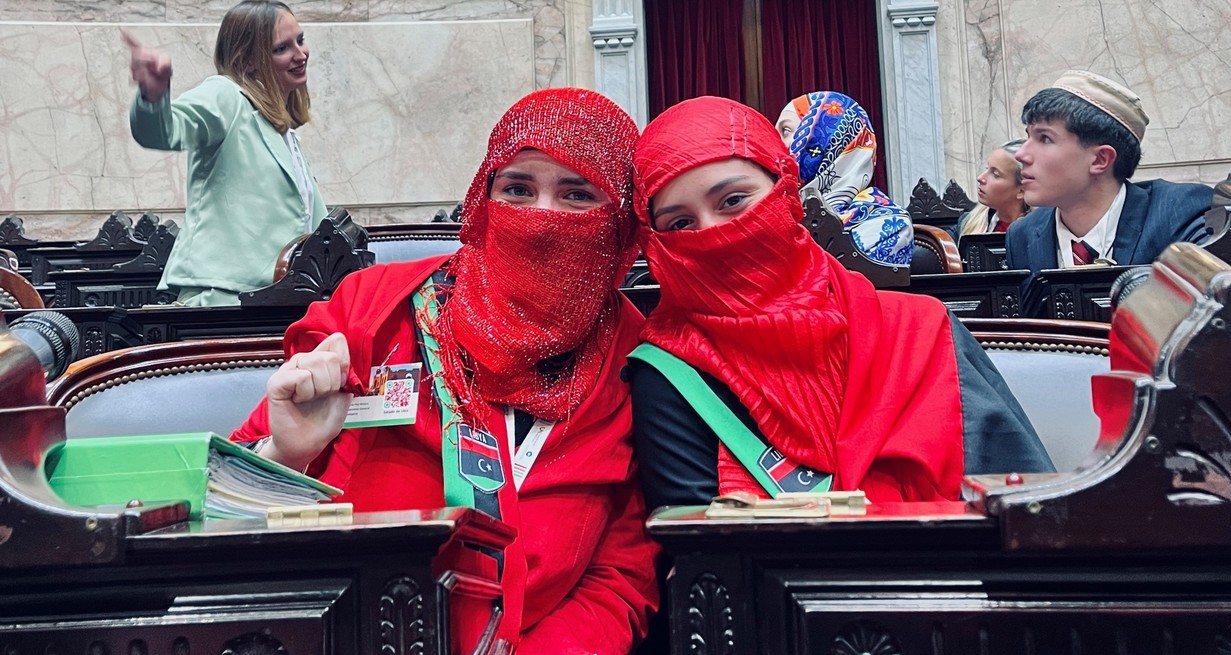 Las alumnas se sentaron en las bancas de los diputados nacionales en un modelo de simulación de la asamblea y los órganos de Naciones Unidas. Crédito: Gentileza