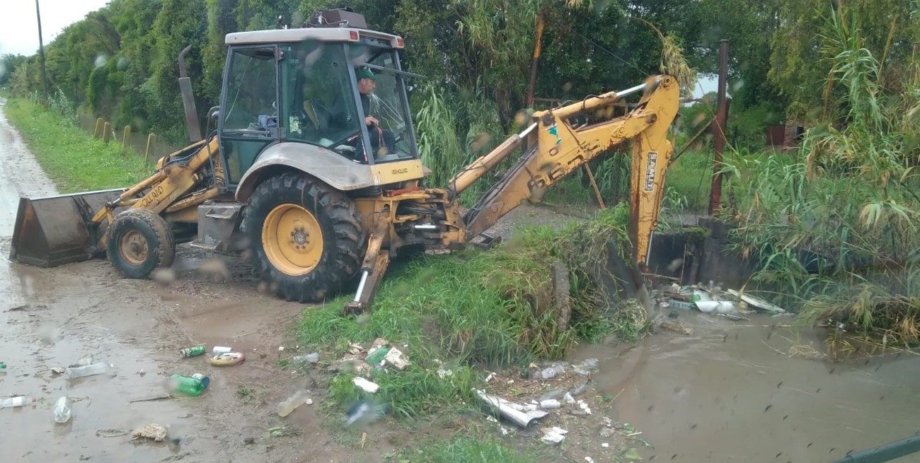 Desde el municipio indicaron que retroexcavadoras estuvieron limpiando el canal a cielo abierto y el agua sigue escurriendo este miércoles por la tarde. Crédito: Gentileza Municipalidad
