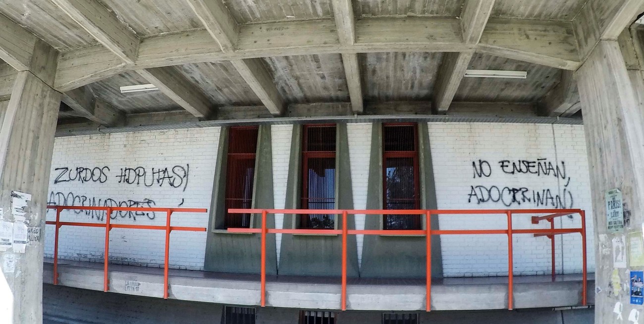 Pintadas con amenazas y agravios junto con mensajea votar por Milei, aparecieron este jueves en la UNCuyo. Crédito: Télam