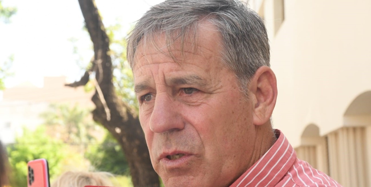 El actual intendente de la ciudad de Santa Fe votó pasadas las 10 en la escuela Presidente Beleno, de calle Saavedra al 3000. Crédito: Flavio Raina