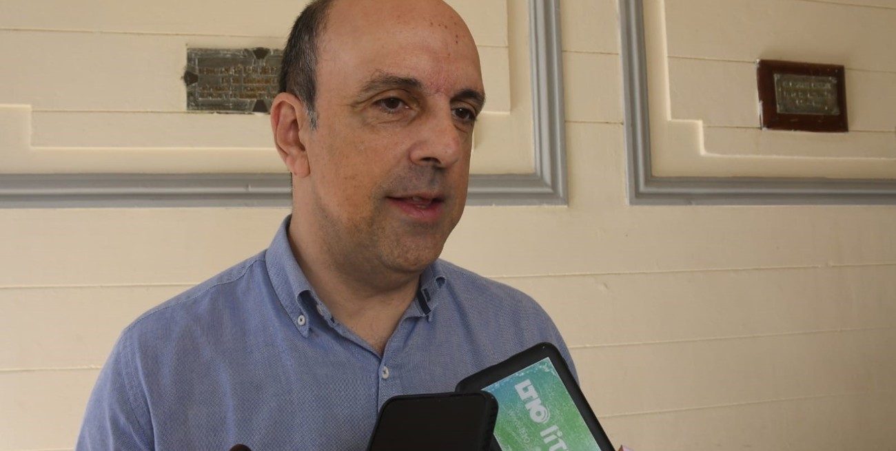 El ex intendente de Santa Fe votó pasadas las 9 de la mañana en la escuela Vélez Sársfield de Güemes e Iturraspe. Crédito: Flavio Raina