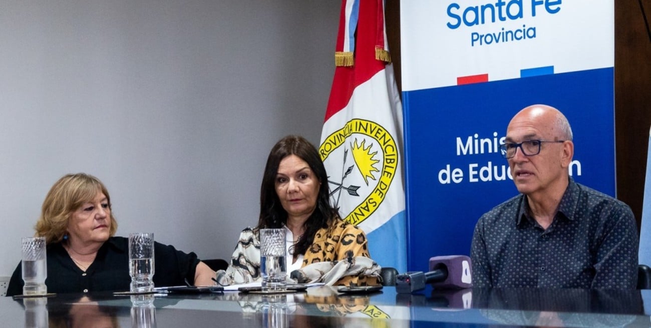 Las secretarias Rosario Cristiani (de Gestión Territorial Educativa,) y Rosa Ana Cencha (de Educación), junto al ministro Víctor Debloc, presentaron la libreta digital en Santa Fe. Crédito: Gentileza