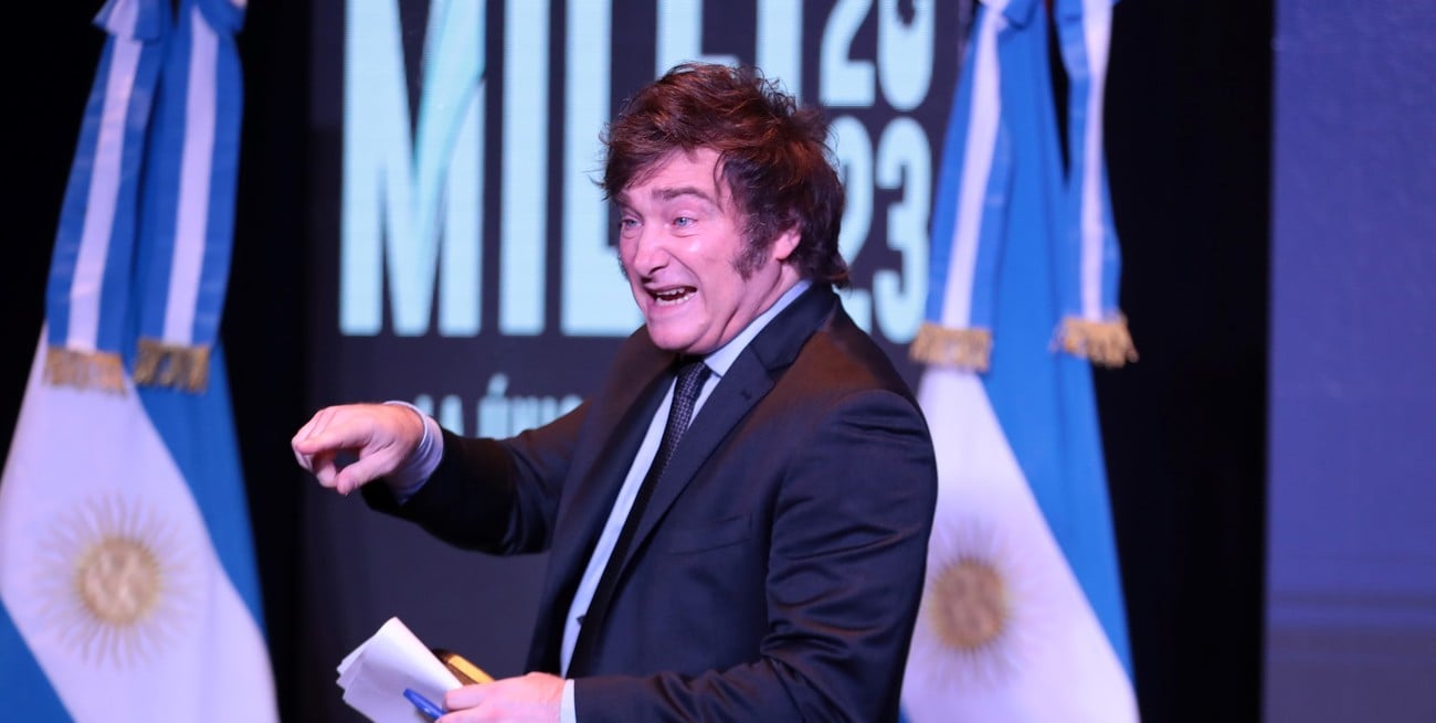 (231120) -- BUENOS AIRES, 20 noviembre, 2023 (Xinhua) -- Imagen del 19 de noviembre de 2023 del presidente electo de Argentina, Javier Milei, reaccionando en el búnker de campaña, en la ciudad de Buenos Aires, Argentina. El diputado liberal Javier Milei, del frente opositor La Libertad Avanza, se impuso el domingo en la segunda vuelta presidencial de Argentina sobre el ministro de Economía y representante del espacio oficialista Unión por la Patria, Sergio Massa, y será presidente del país sudamericano durante cuatro años a partir de diciembre próximo. (Xinhua/Luciano González Torres) (mz) (oa) (ah) (vf)