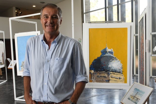 El artista, junto a su obra que coloca la mirada sobre una parte del patrimonio histórico de Santa Fe, muy cercano al sentimiento de los ciudadanos. Foto: Flavio Raina