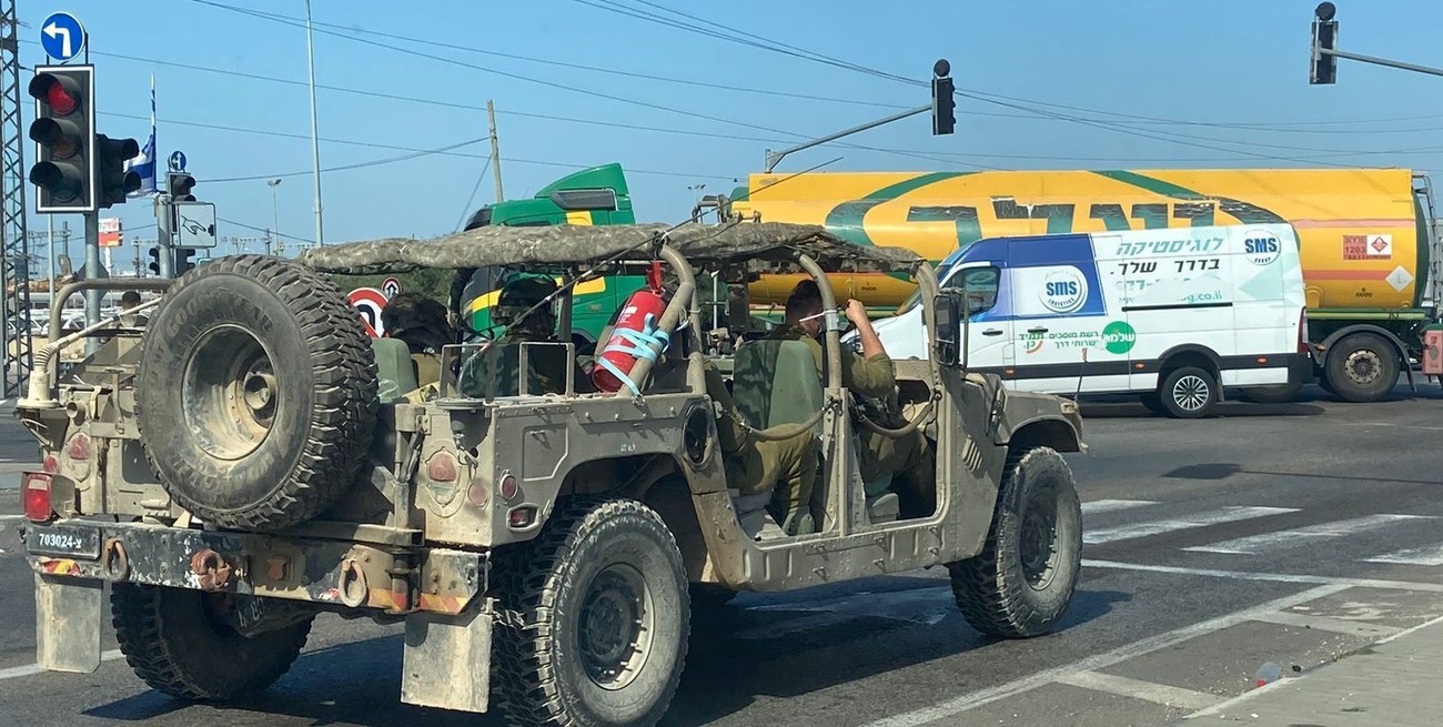 Los High Mobility Multipurpose Wheeled Vehicles, conocidos como Humvee, cuya traducción es “Vehículo de ruedas multipropósito de alta movilidad” aparecen sobradamente. Crédito: El Litoral.