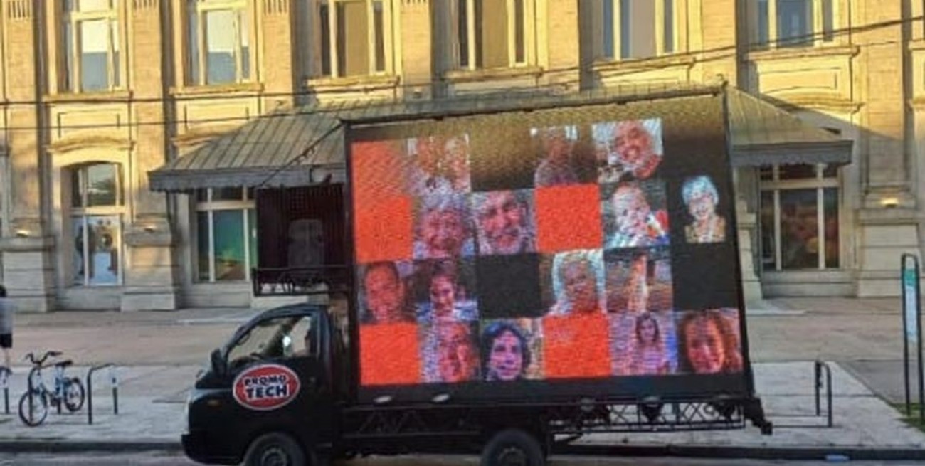 Un vehículo de publicidad recorrió, durante 4 horas, los principales puntos de la ciudad de Santa Fe el último domingo. Crédito: Gentileza