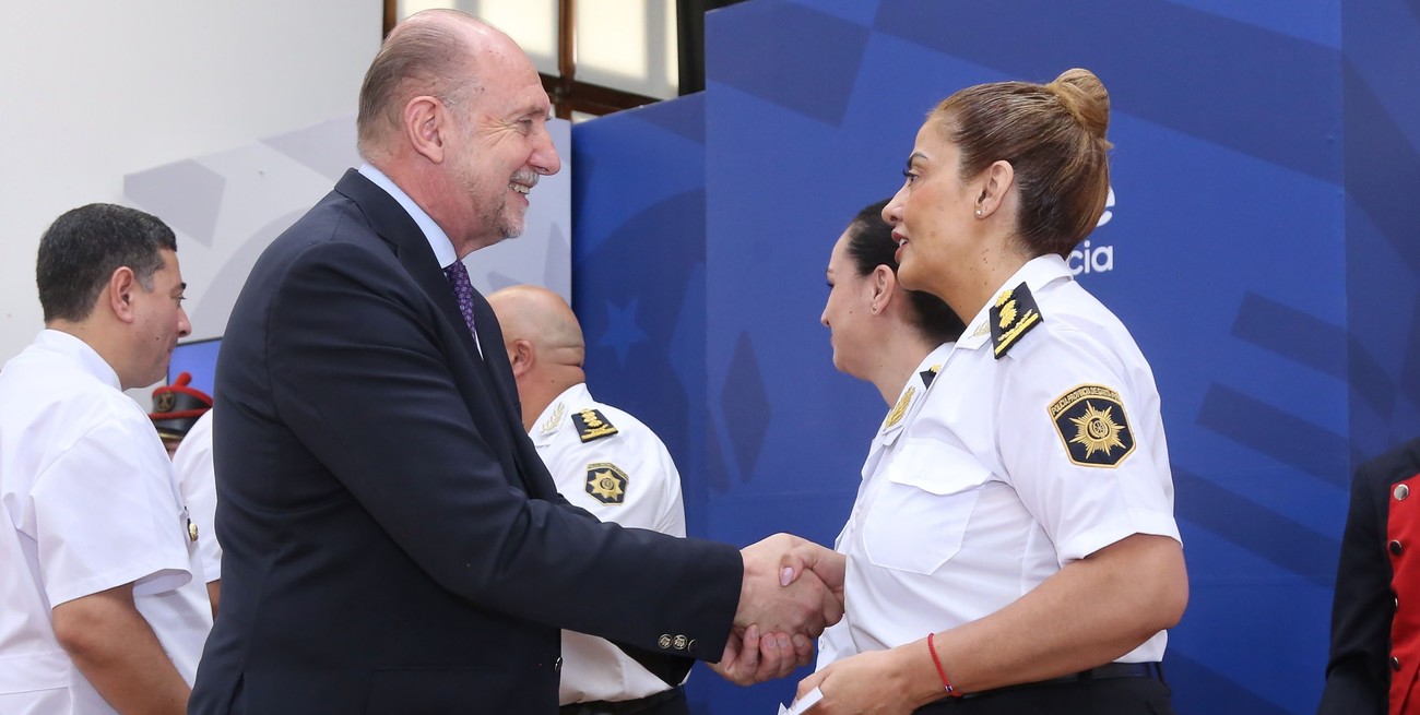 En la foto, el gobernador Perotti haciendo entrega del diploma a la licenciada Doris del Valle Abdala, de la Agencia de Control Policial (ACP). Crédito: Prensa Gobierno