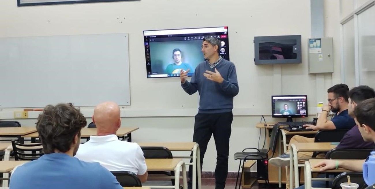 El director de la carrera, Diego Pereyra, en el aula híbrida.