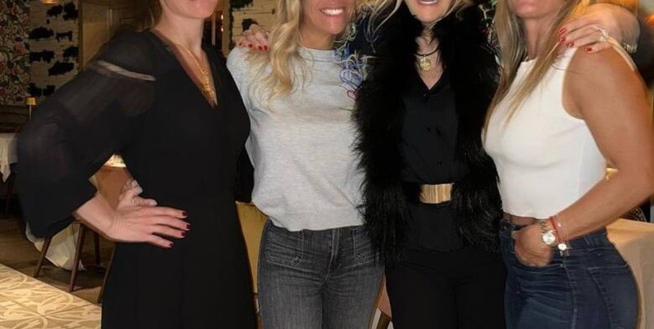 Carolina "Pampita" Ardohain junto con Susana Giménez, Claudia Albertario y Analía Castellanos en Amalia, el restaurante del Lennox Hotel en Miami Beach.