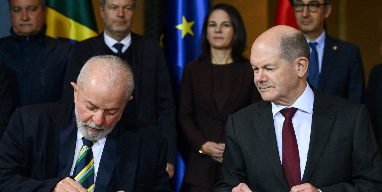 Este lunes, el Canciller alemán Olaf Scholz y el Presidente de Brasil, Luiz Inácio Lula da Silva, firmaron un tratado durante las consultas del gobierno germano-brasileño en la Cancillería de Berlín, Alemania. Crédito: REUTERS / Annegret Hilse.