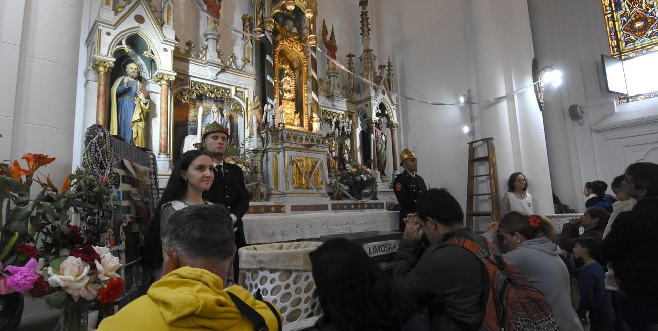 El camarín de la Virgen es un lugar de oración y su visita es uno de los rituales más congregantes de la Fiesta de la Guadalupe. Crédito: Archivo / Pablo Aguirre