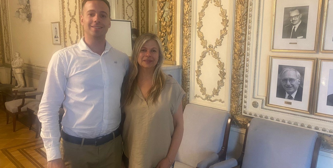 Con su madre, la ingeniera industrial María de los Ángeles Cattaneo, al salir del CAI en Buenos Aires. Se destacó que dos generaciones hayan resultado distinguidas en ingeniería. Crédito: Gentileza