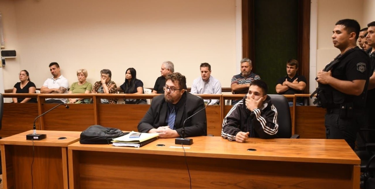 Frente al tribunal de juicio, Flatt, junto a su abogado, ante la mirada expectante de los familiares de la víctima. Crédito: Flavio Raina