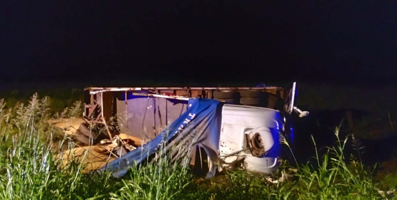 Un camión Fiat modelo Iveco, cargado con cereales, quedó volcado del lado de la cuneta, al oeste de la ruta. Crédito: El Litoral