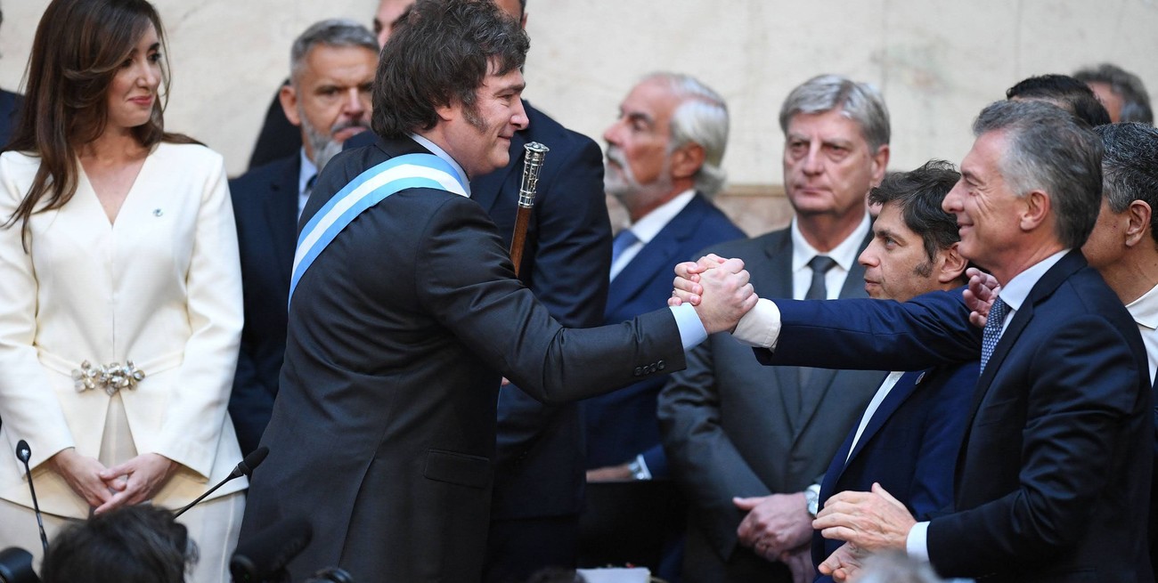 Javier Milei, flamante presidente de la Nación saluda al ex presidente Mauricio Macri