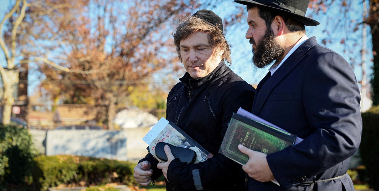 Javier Milei en el lugar de descanso del rabino Menachem Schneerson, en la ciudad de Nueva York, EE.UU., el pasado 27 de noviembre. Crédito: REUTERS / Brendan McDermid.