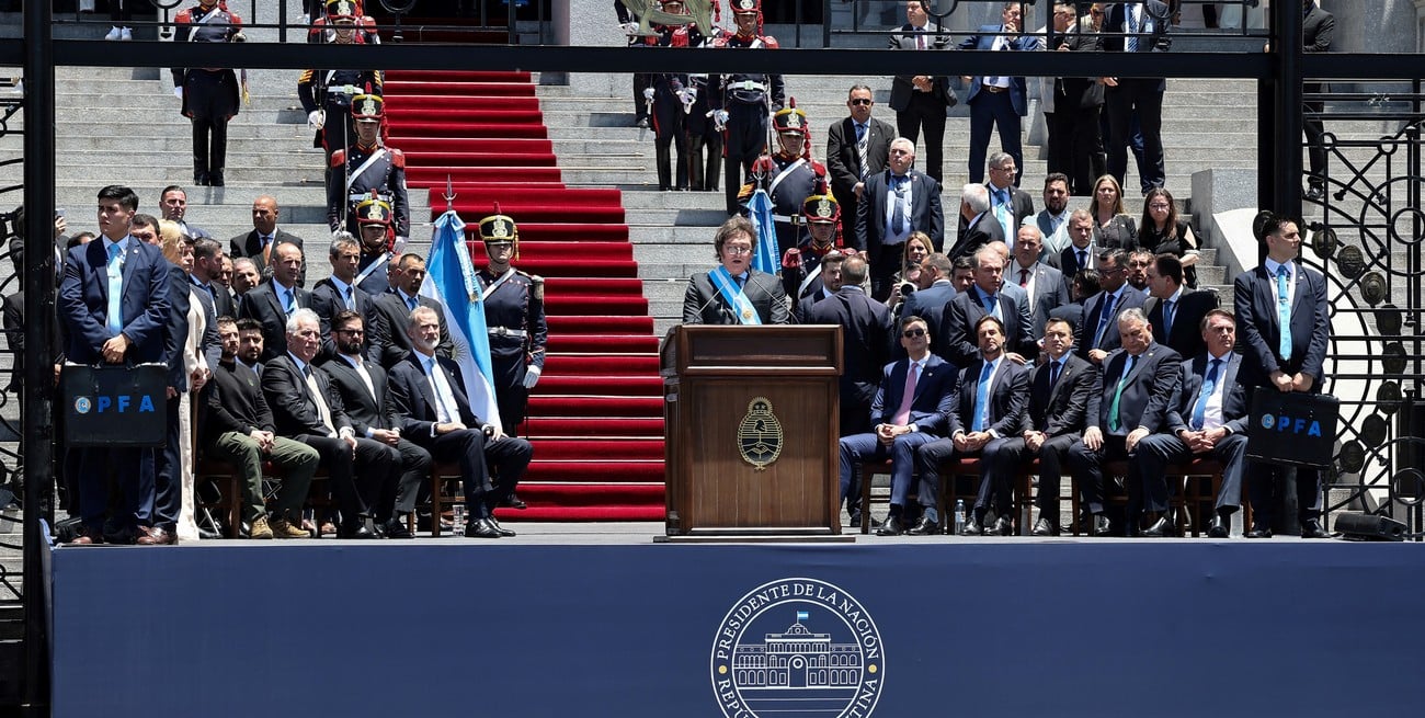 En su asunción, el jefe de Estado habló en las escalinatas, dándole la espalda al parlamento. Foto: REUTERS / Agustín Marcarian.