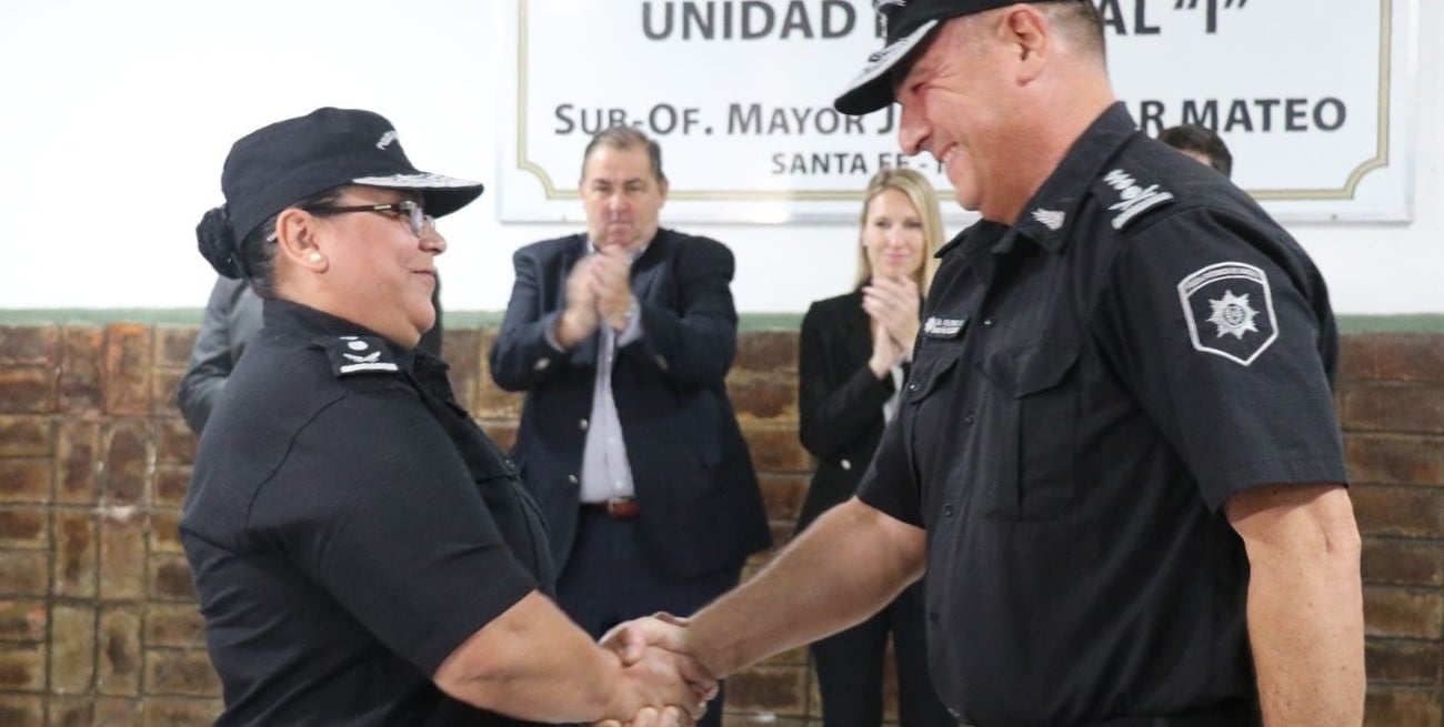 Este lunes se produjo el acto de puesta en funciones de la nueva jefa de la Unidad Regional Uno de Santa Fe, comisario Margarita Romero. Crédito: Prensa Gobierno