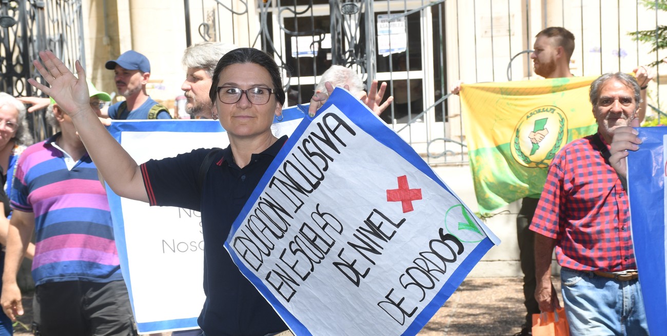 Uno de los grupos que viene con reclamos es el de la comunidad sorda. El 30 de noviembre hizo una convocatoria en Regional IV con demandas hacia la anterior gestión. Crédito: Archivo / Flavio Raina