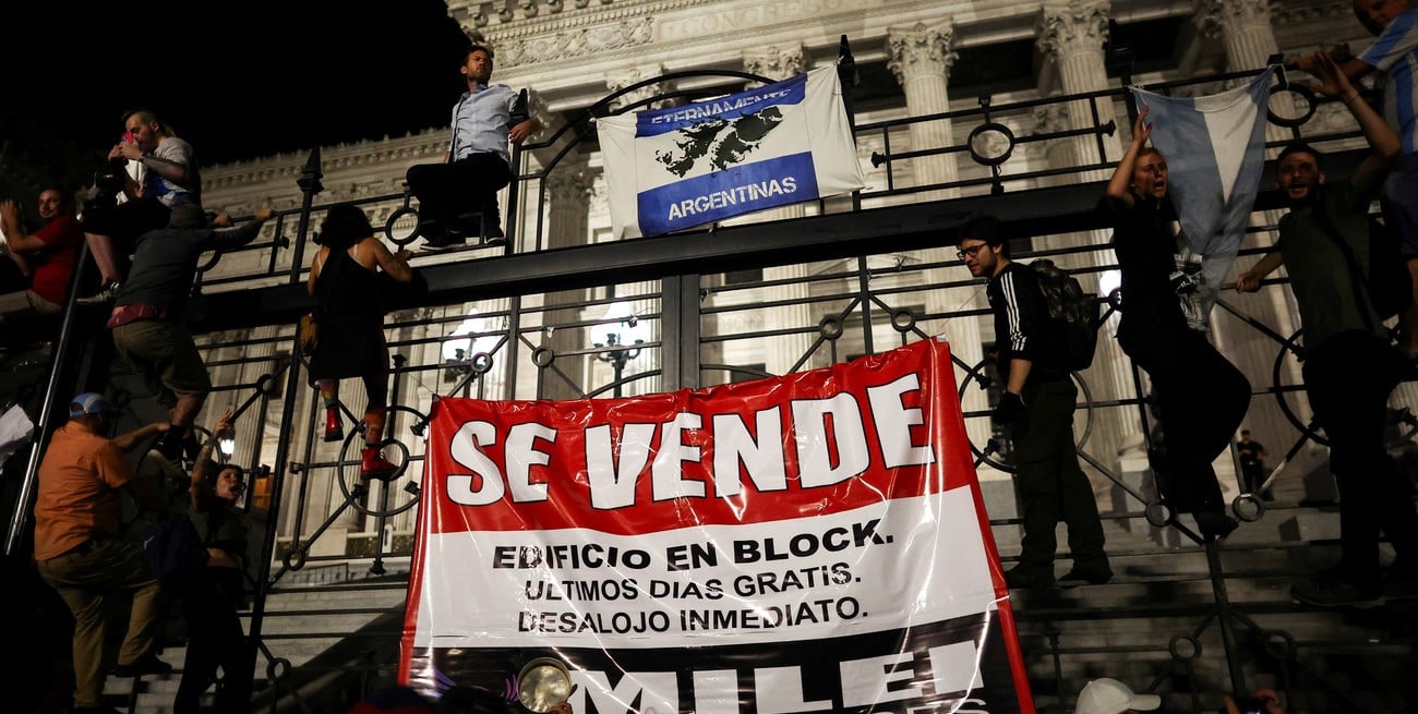 Uno de los mensajes colocados frente al Congreso contra Javier Milei. Crédito. Agustin Marcarian/Reuters