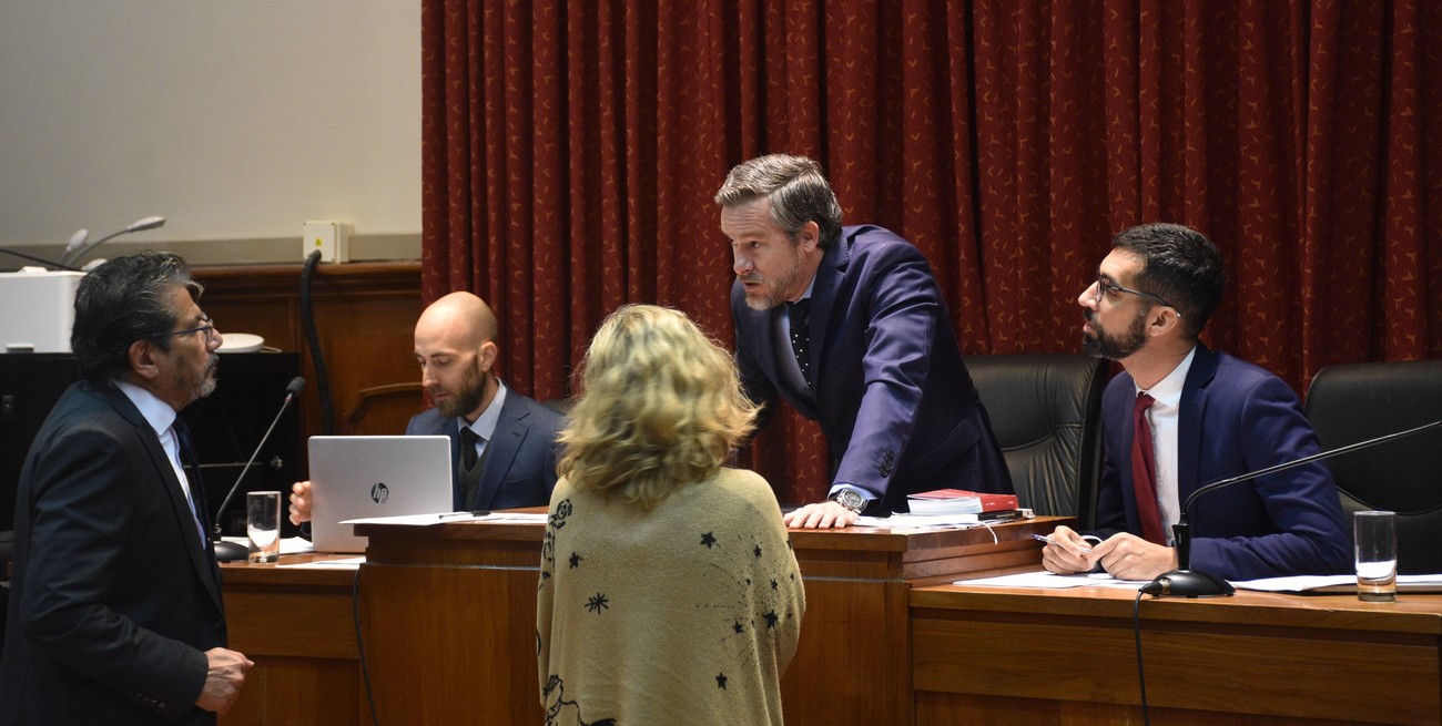 Los jueces Pablo Spekuljak, Sebastián Szeifert y Pablo Ruiz Staiger, en un pasaje del debate dialogando con defensa y fiscalía en el estrado. Flavio Raina