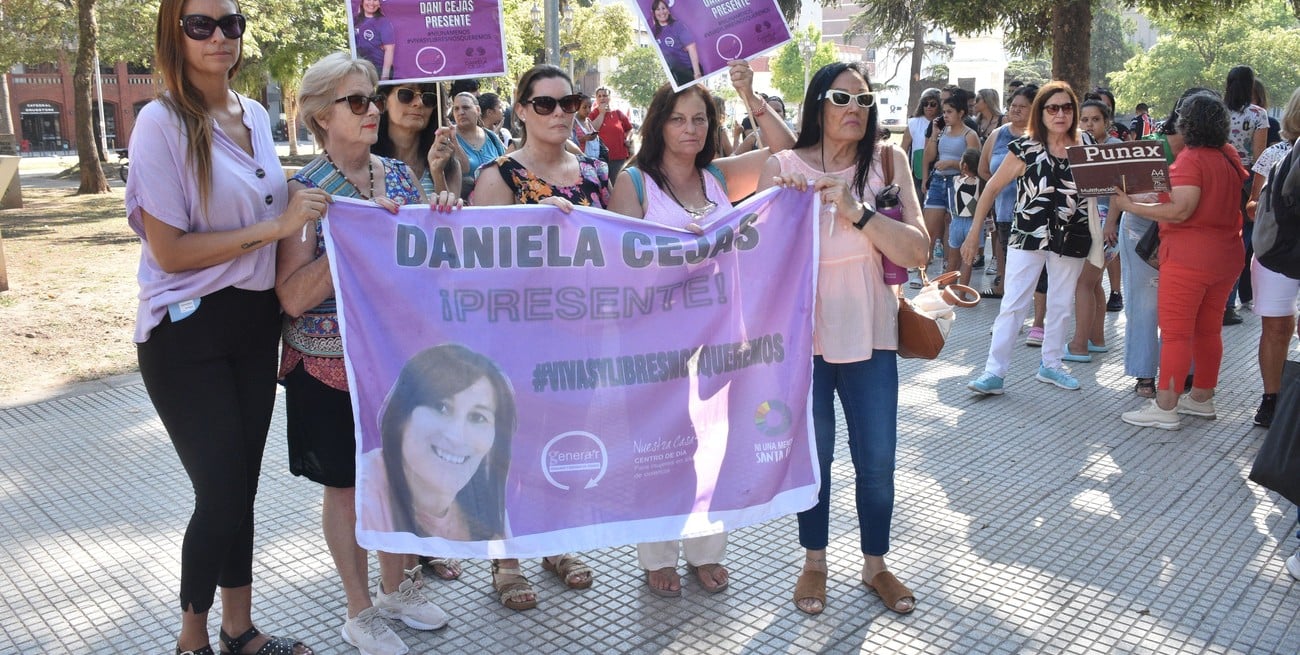 El desarrollo del juicio por el femicidio de Daniela Cejas fue acompañado por manifestantes en la Plaza 25 de Mayo. Crédito: Flavio Raina