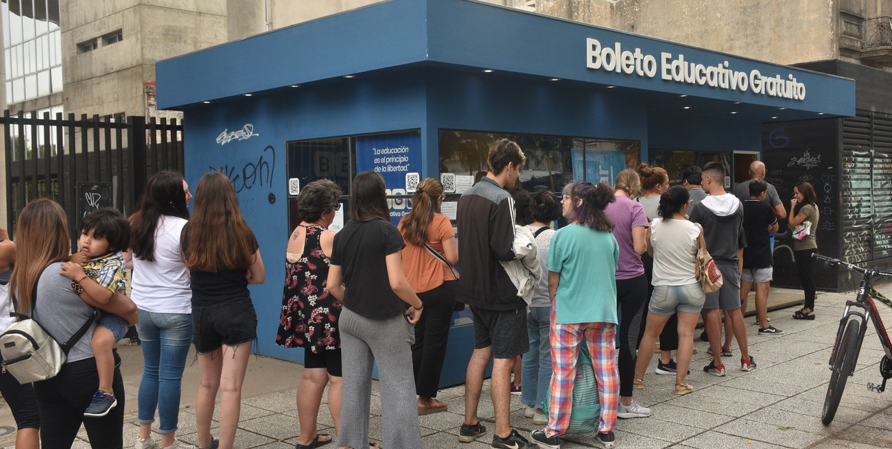 Aún no hay especificaciones sobre cómo se implementará el año próximo. En la postal, colas de estudiantes en febrero de 2023 frente a la casilla de El Molino, por bulevar.  Crédito: Archivo / Pablo Aguirre