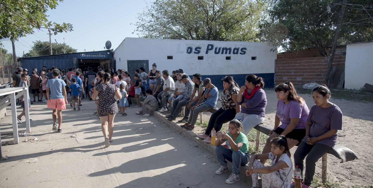 Tras la muerte del pequeño Máximo, una pueblada se desató en barrio Empalme Graneros de Rosario. Fue un caso con repercusión nacional. Crédito: Marcelo Manera