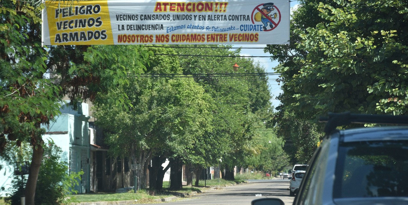 En Escalante un pasacalles deja ver claramente la crítica situación de inseguridad y hartazgo de los habitantes del barrio. Crédito: Flavio Raina