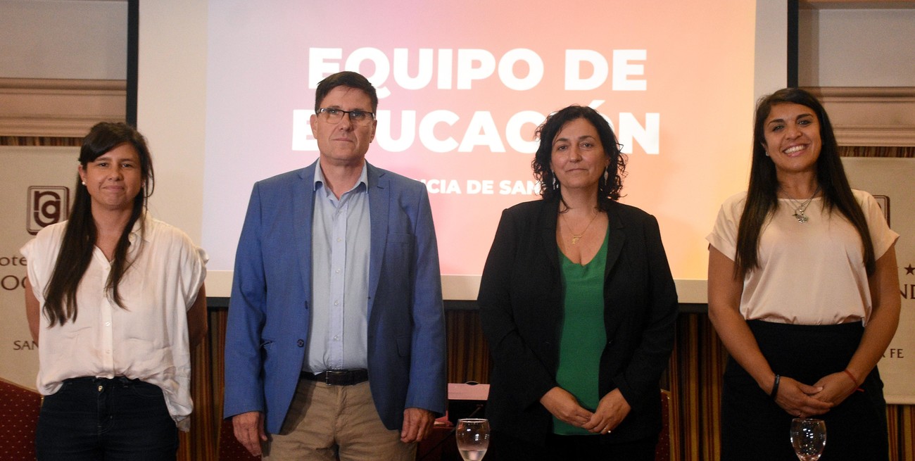 El nuevo ministro José Goity -tercero del año en ocupar el 5to piso del Centro Cívico-, presentó a sus tres secretarias antes de asumir: María Martín, Carolina Piedrabuena y Daiana Gallo Ambrosis. Crédito: Pablo Aguirre